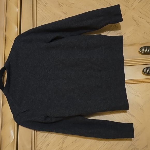 Banana Republic Ultra Fine Merino Sweater. Grey Colored. Size Large - Picture 6 of 8